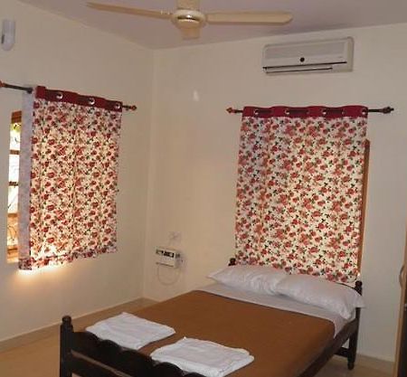 The Crib Hotel Morjim Extérieur photo