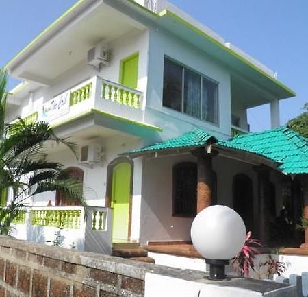 The Crib Hotel Morjim Extérieur photo